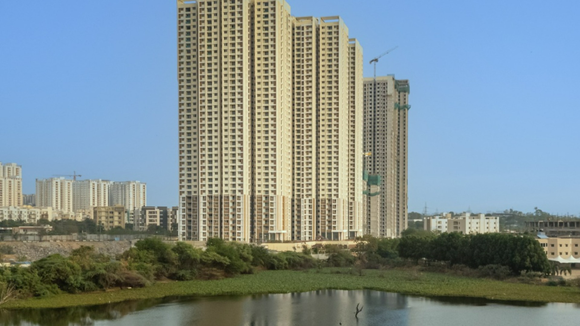 auro-realty-regent